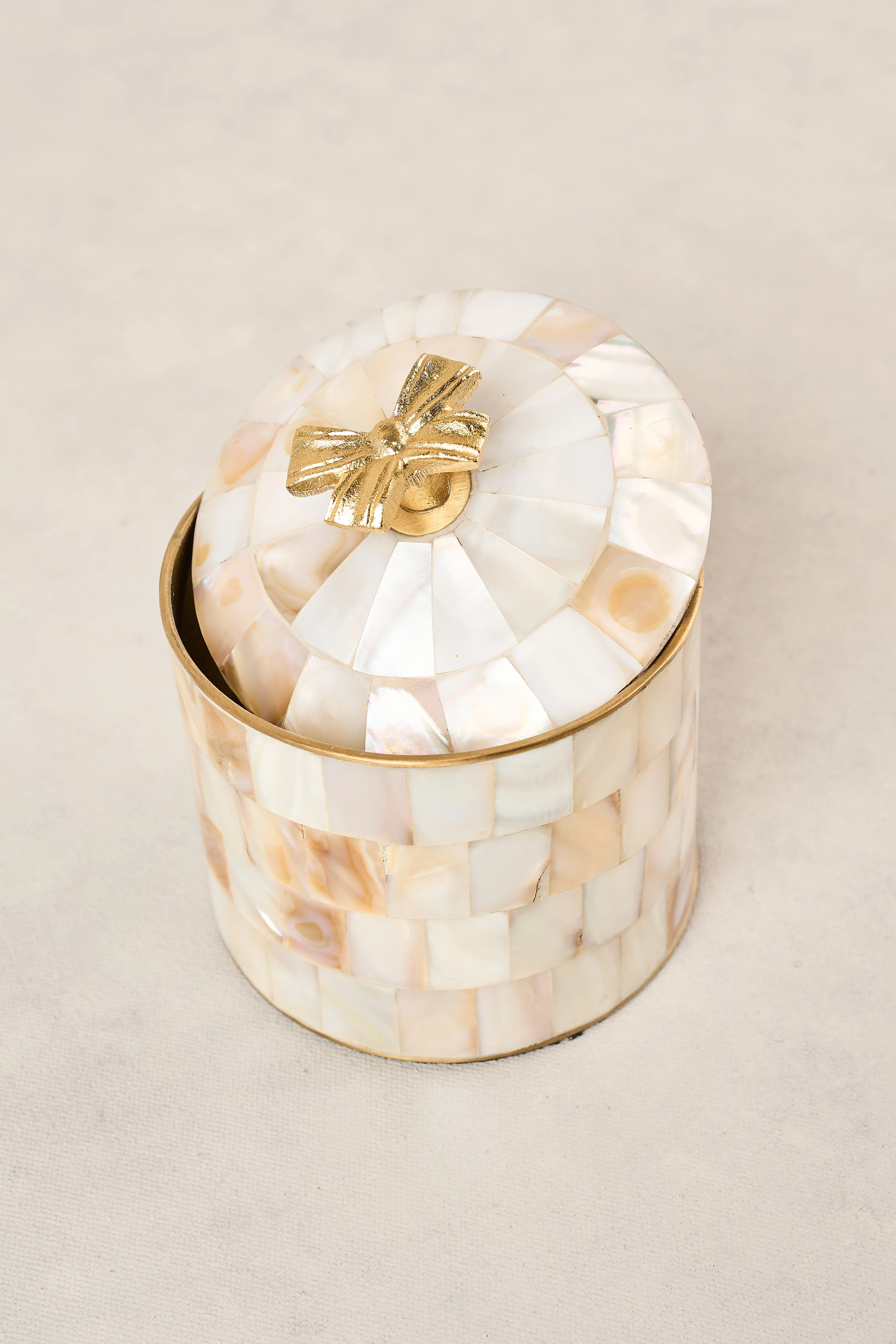 Bow Pearl Round Box - Image 3