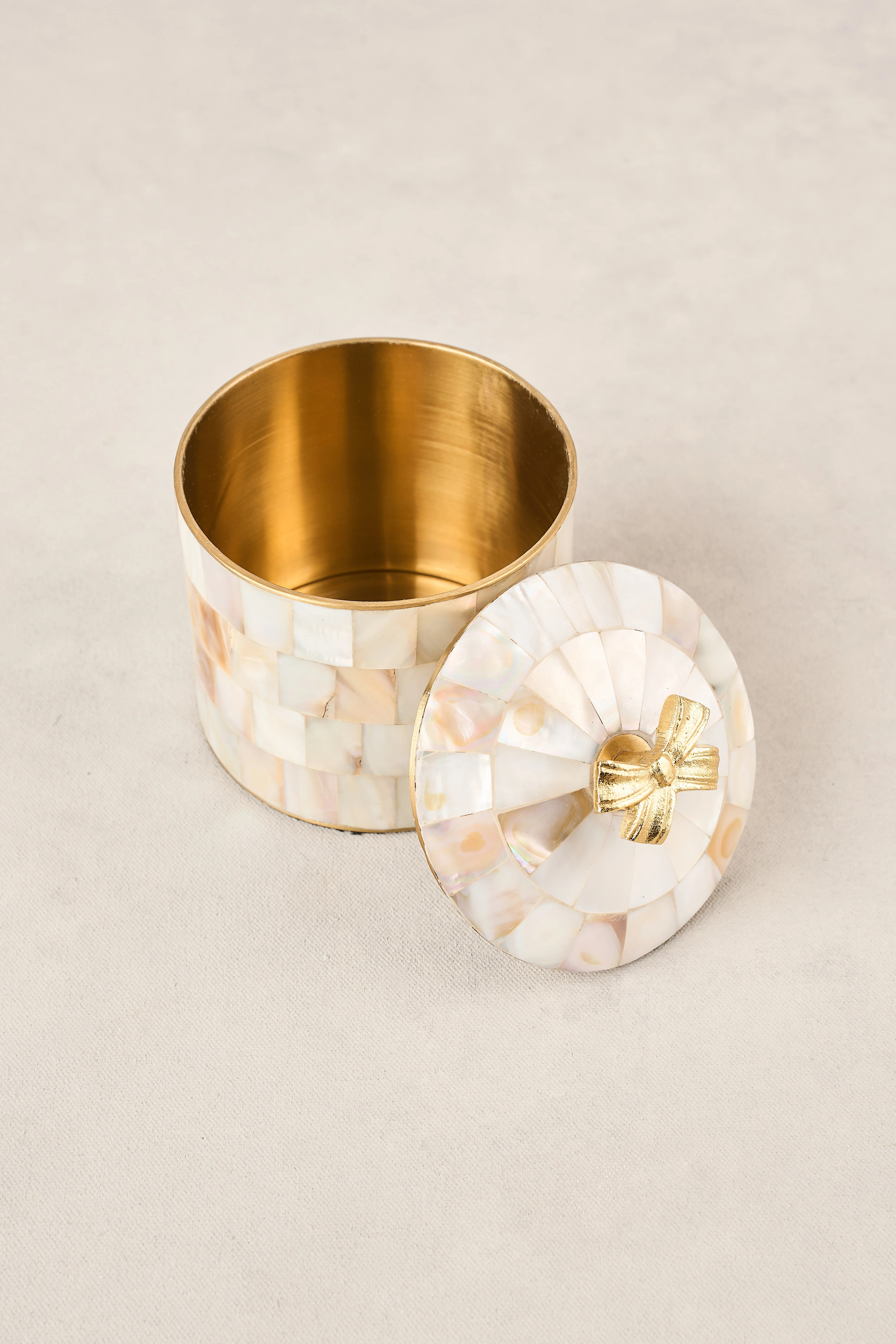 Bow Pearl Round Box - Image 4
